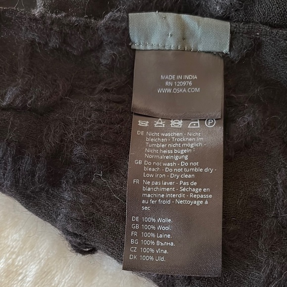 BNWOT 100% Wool Elegant Black Fringed Embroidered Scarf by OSKA - Picture 4 of 9